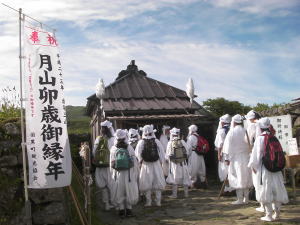 出羽三山詣でと羽黒山・修験道体験3日間2011～三神合祭殿と月山登山・湯殿山神社参拝～ - ちいろば企画